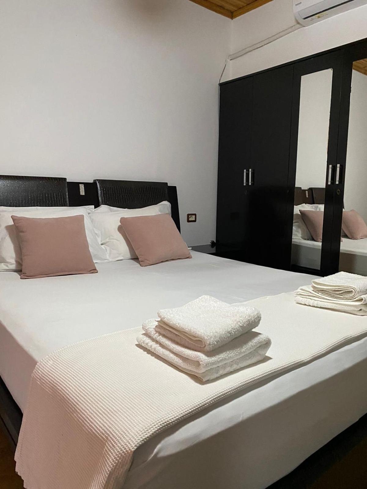 Gjirokastër Bertis Guest House מראה חיצוני תמונה